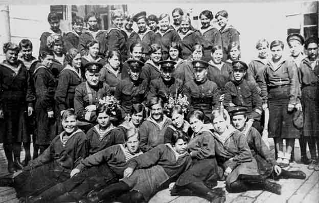 ополнение матросов-девушек 1942г Ленфронт.jpg